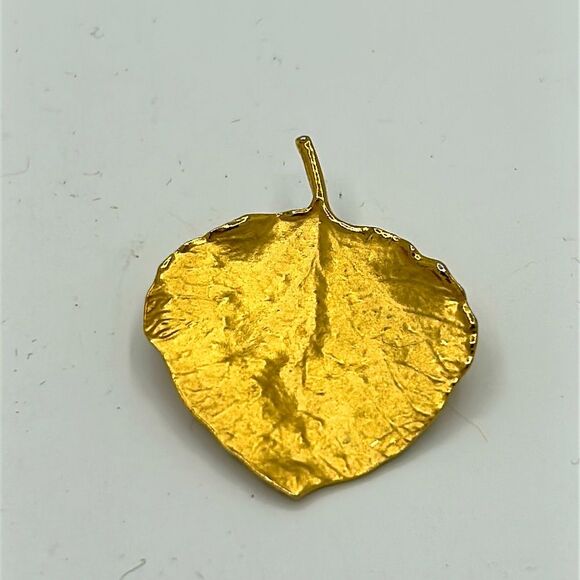 4 vintage Gold tone leaf brooches/pins - Picture 6 of 7